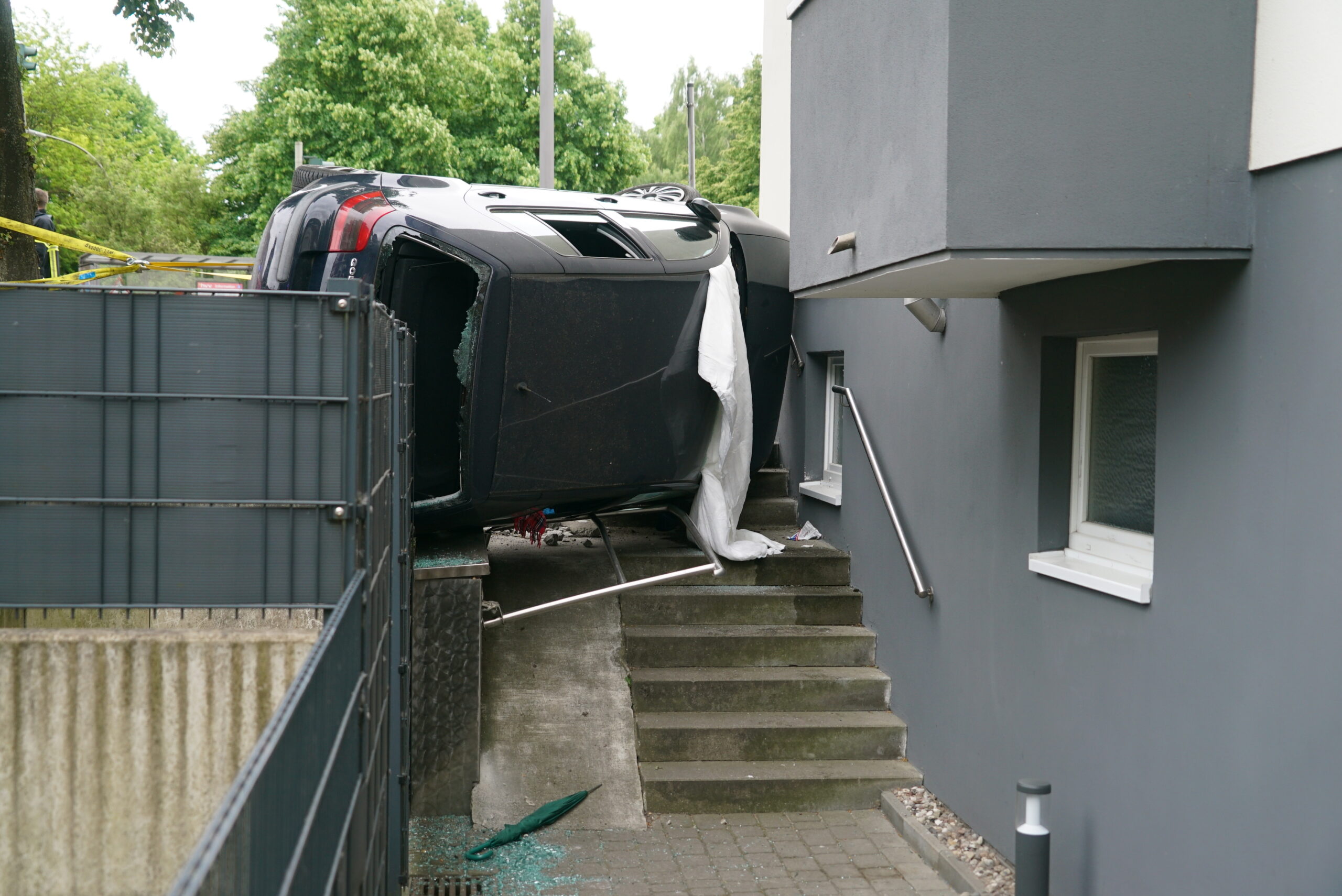 Der Pkw kam auf der Außentreppe des Hauses in Hamburg-Tonndorf zum Liegen.