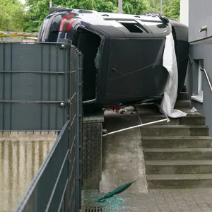 Der Pkw kam auf der Außentreppe des Hauses in Hamburg-Tonndorf zum Liegen.