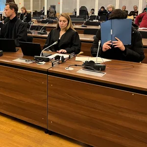 Die drei Angeklagten, denen ein Überfall auf eine Shisha-Bar vorgeworfen wird, sitzen im Gerichtssaal des Hamburger Landgerichts