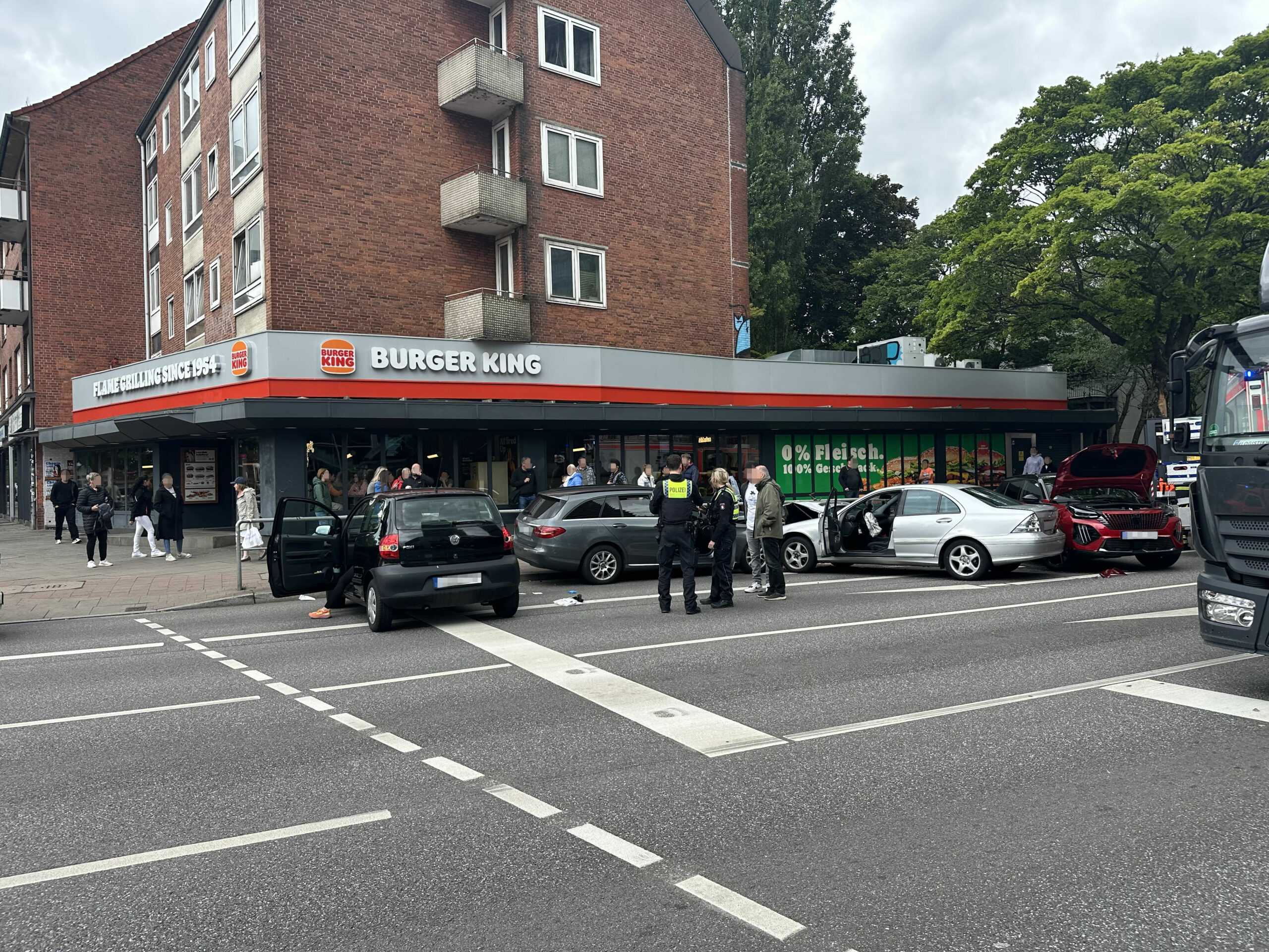 Mehrere Autos sind am Mittag auf der Kreuzung Hamburger Straße/Winterhuder Weg zusammengestoßen.