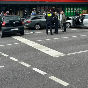 Mehrere Autos sind am Mittag auf der Kreuzung Hamburger Straße/Winterhuder Weg zusammengestoßen.