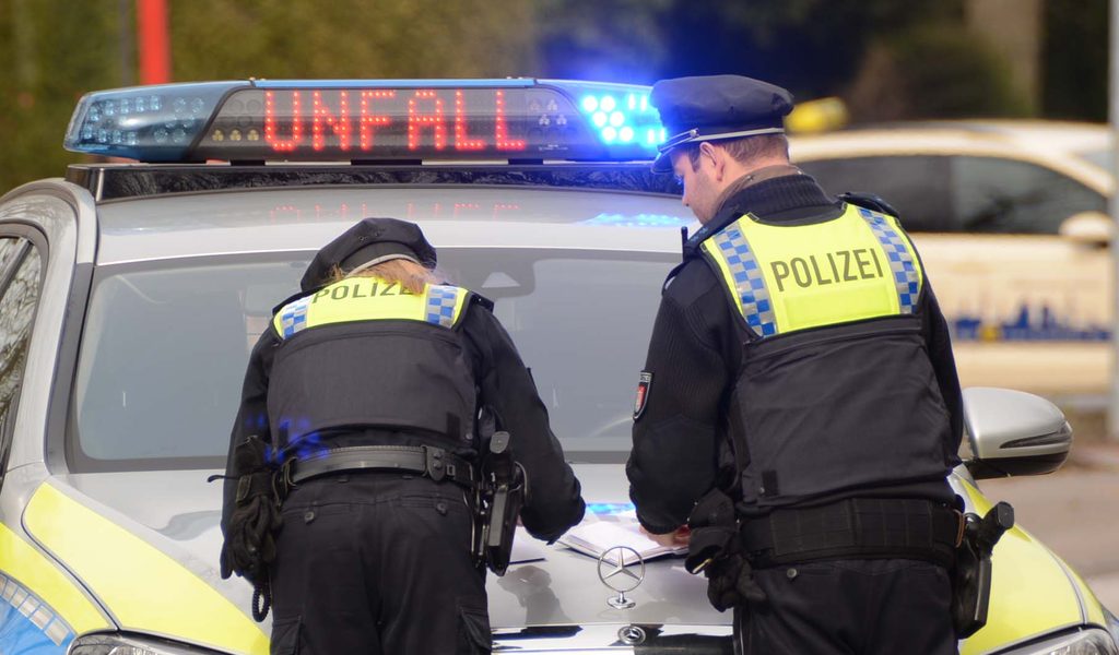 Roller-Senior-bei-Unfall-schwer-verletzt-BMW-Fahrer-haut-einfach-ab