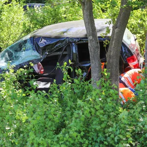 Der Autofahrer kam von der Straße ab und blieb dann mit lebensgefährlichen Verletzungen ungesehen neben der Fahrbahn liegen.