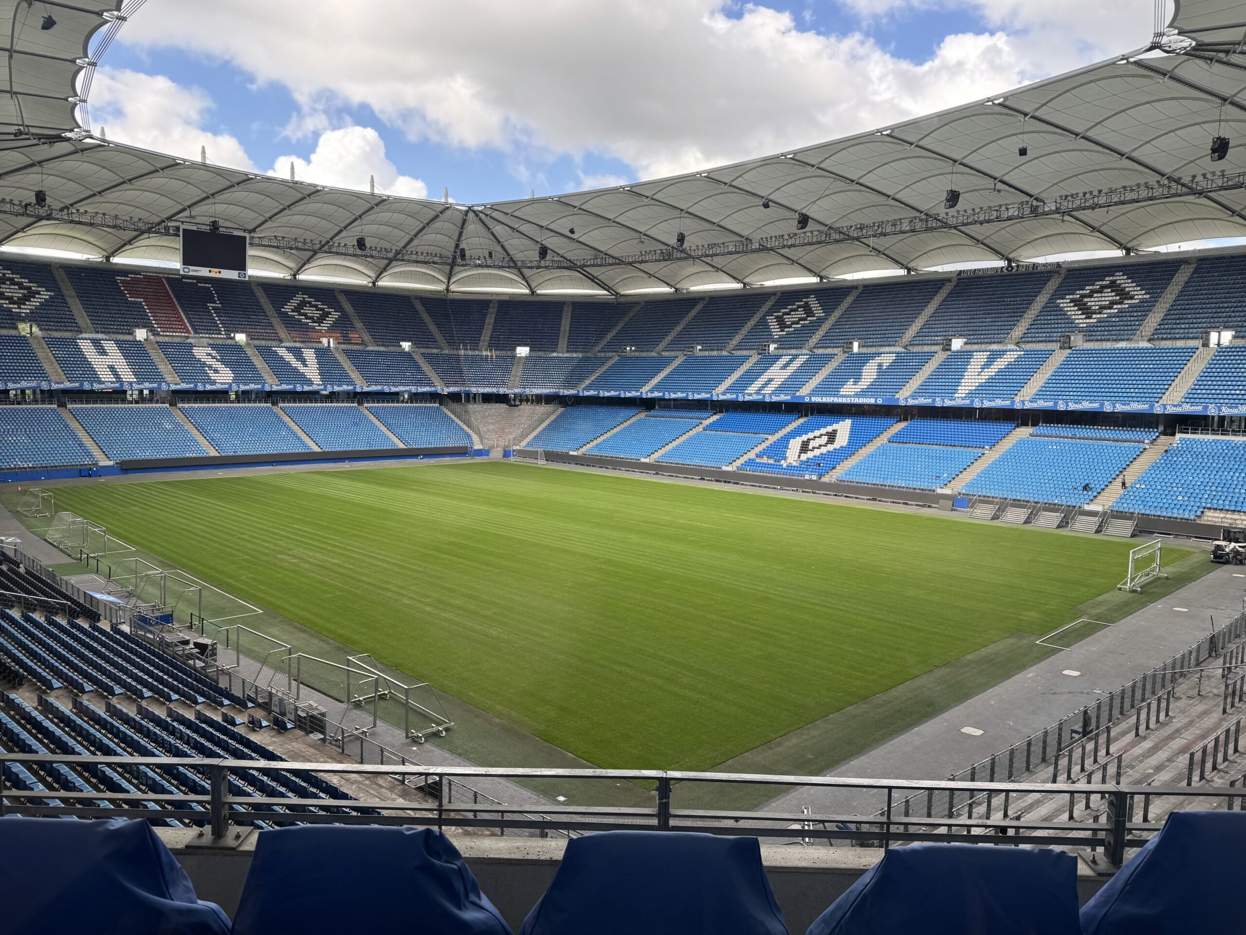 Im Volksparkstadion wurde nach dem HSV-Aufstieg bereits ein neuer Rasen verlegt.