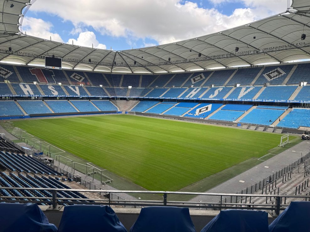 Im Volksparkstadion wurde nach dem HSV-Aufstieg bereits ein neuer Rasen verlegt.
