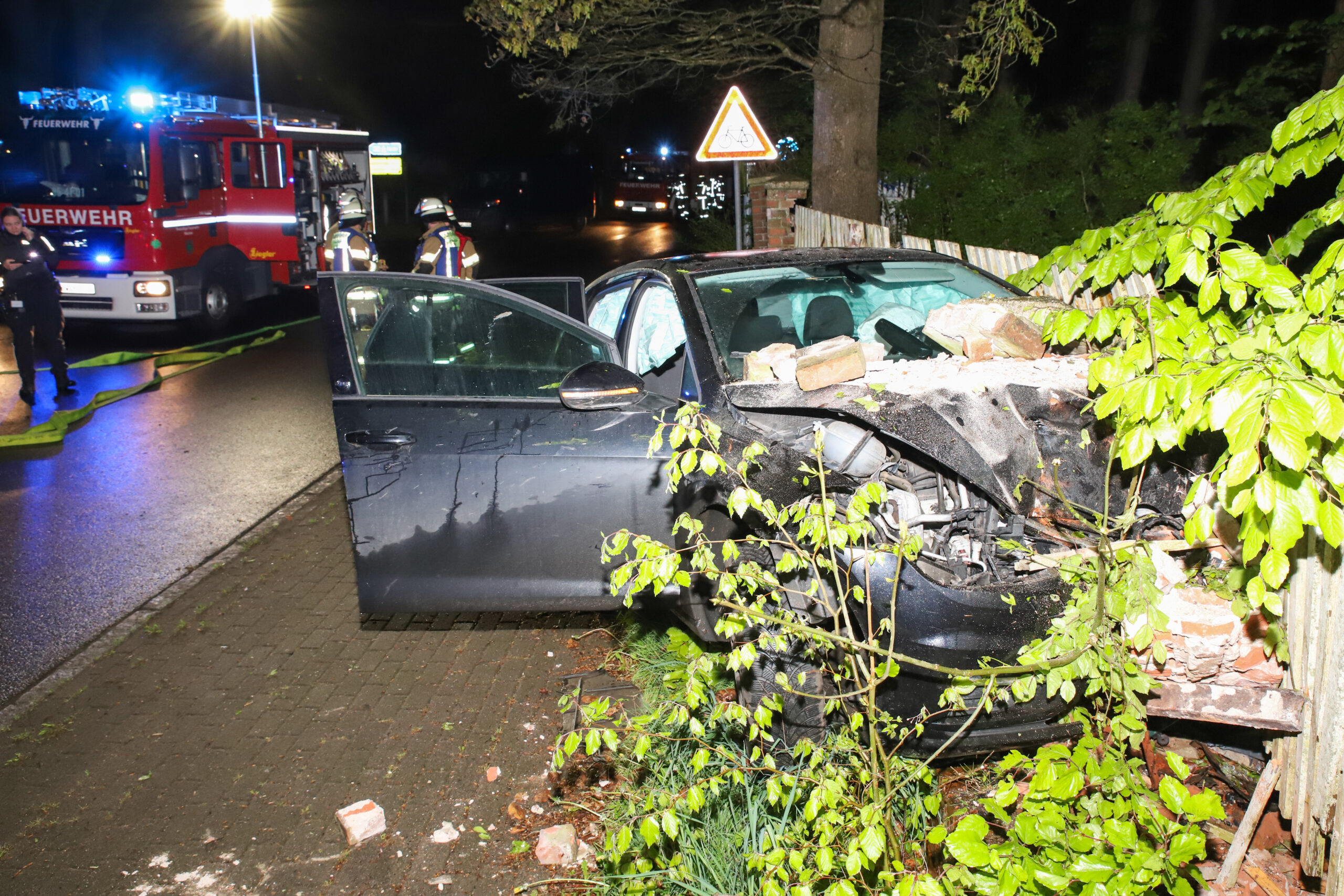 Der VW Golf nach der Kollision mit einer Mauer in Gribbohm.