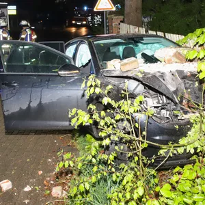 Der VW Golf nach der Kollision mit einer Mauer in Gribbohm.