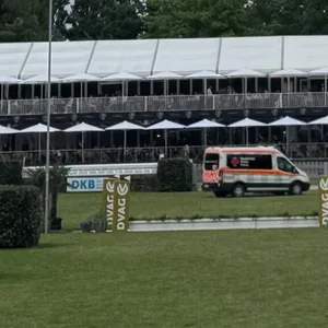 Sven Gero Hünicke wird nach seinem Sturz im Krankenwagen vom Parcours gefahren.