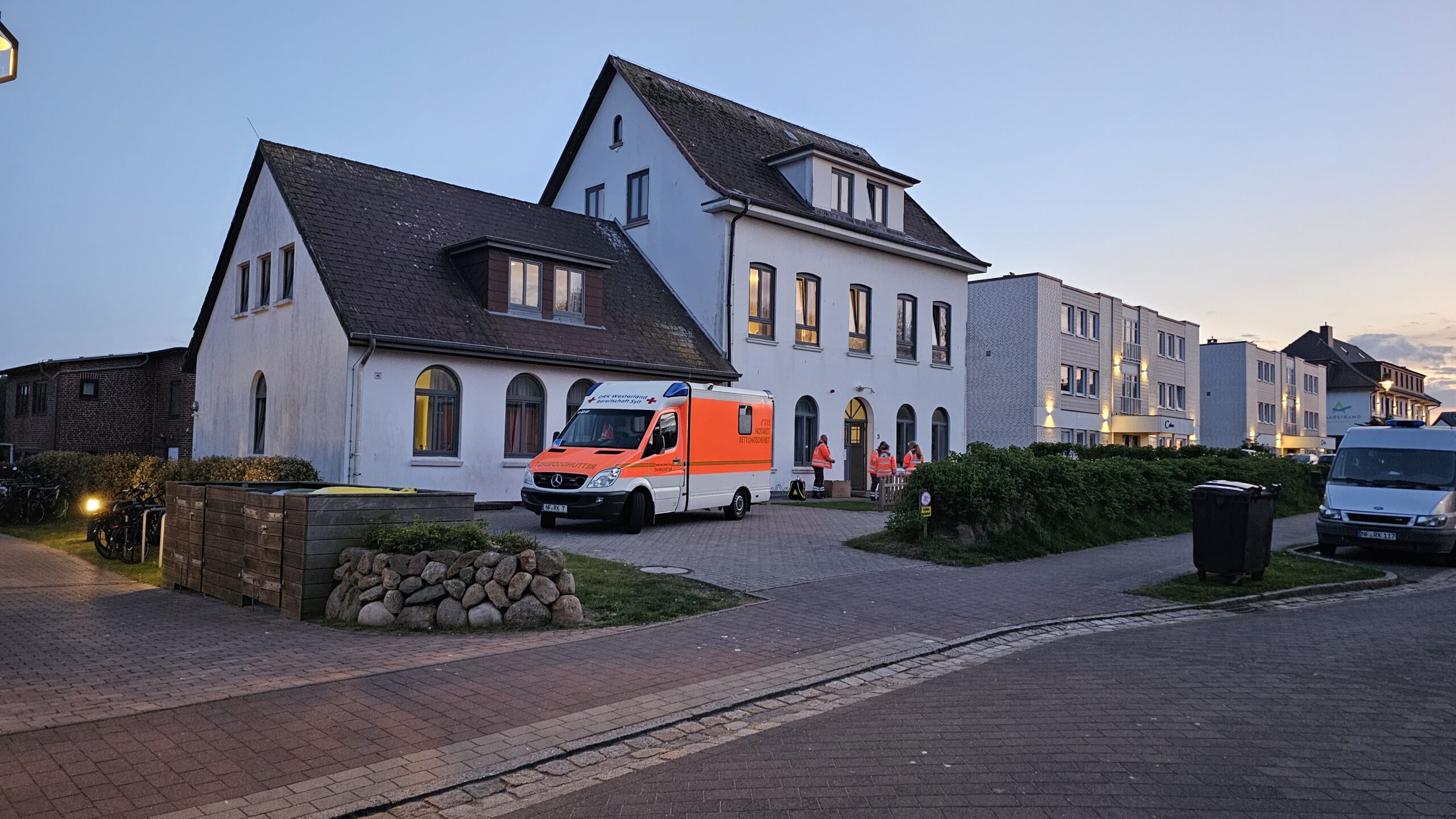 Ein Rettungswagen steht vor dem Schullandheim Klaarstrand auf Sylt.
