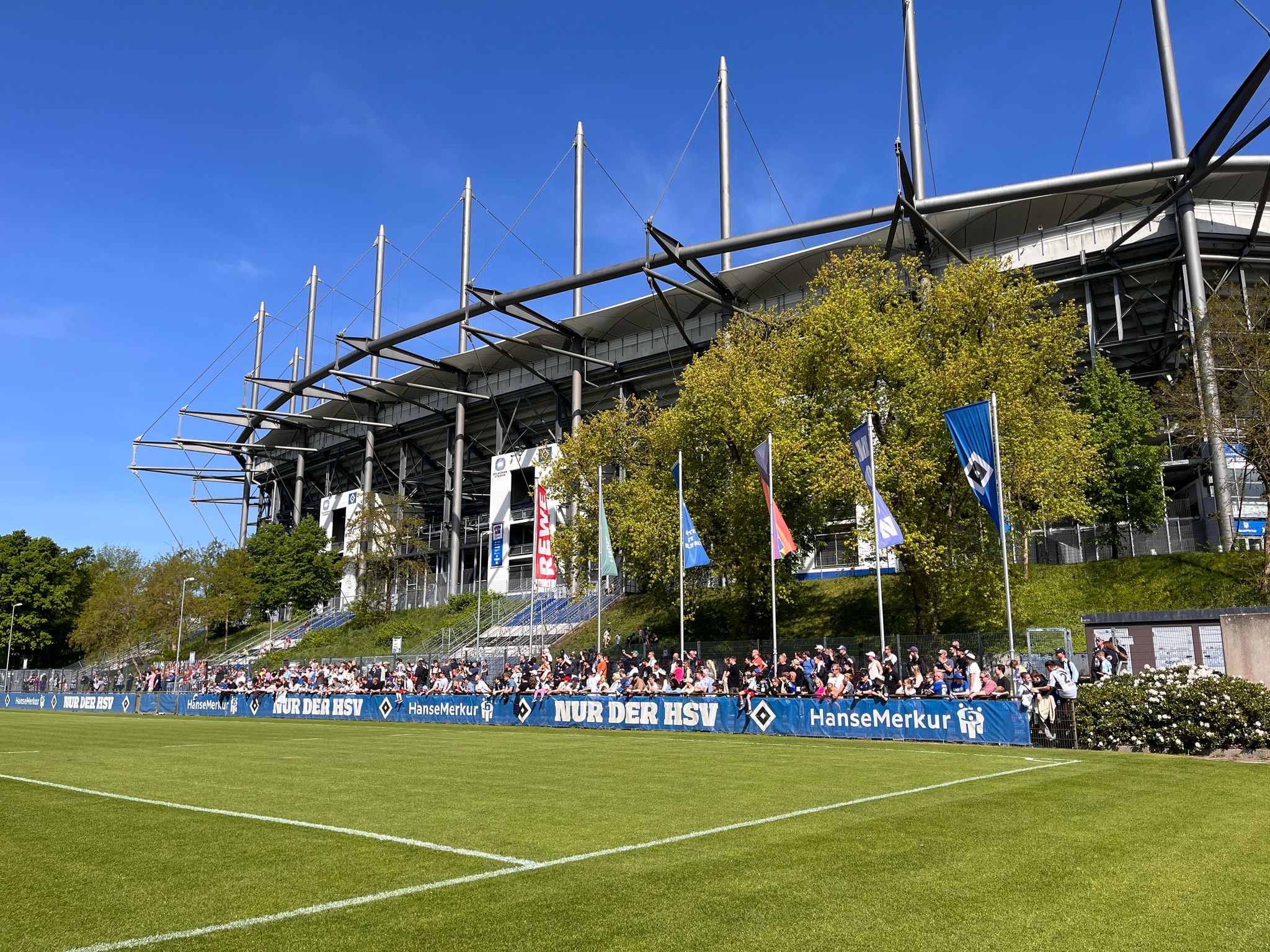 Großer Andrang beim HSV-Training: Etwa 500 Fans verfolgten am Donnerstag im Volkspark die letzte öffentliche Einheit vor dem Darmstadt-Spiel.