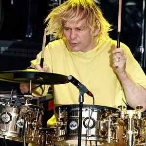 Zak Starkey am Schlagzeug