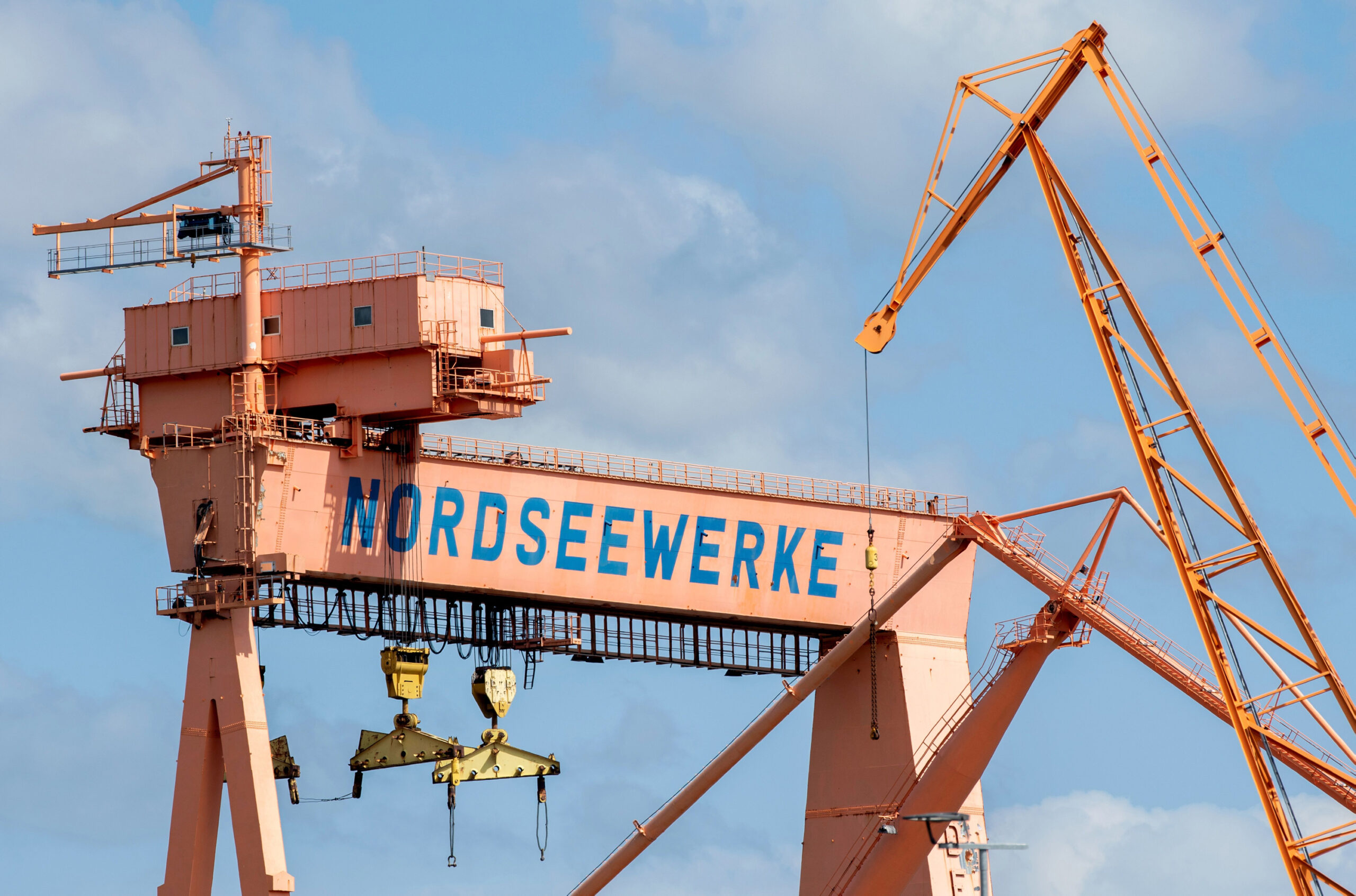 Der im Jahr 1966 errichtete Bockkran steht auf dem Gelände der Nordseewerke in Emden.