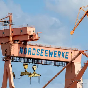 Der im Jahr 1966 errichtete Bockkran steht auf dem Gelände der Nordseewerke in Emden.