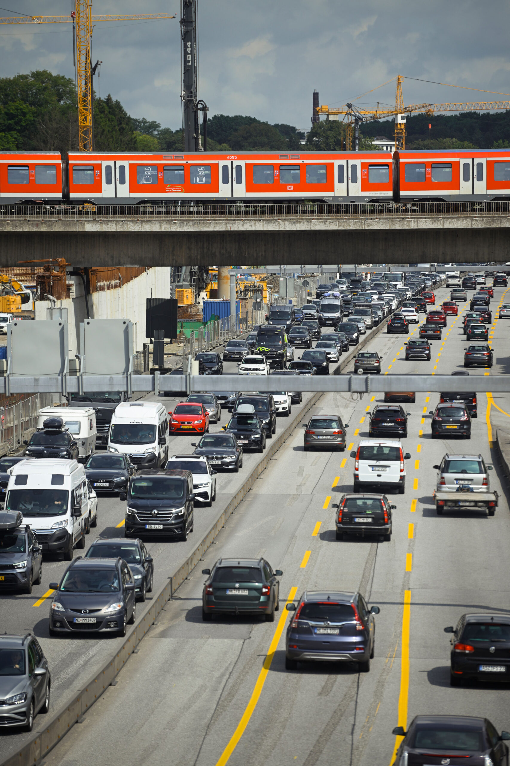 Autos stehen auf der A7 an der Anschlussstelle Othmarschen vor dem Elbtunnel Richtung Süden in einem Verkehrsstau. Über der Autobahn verläuft ein Bahntrasse,