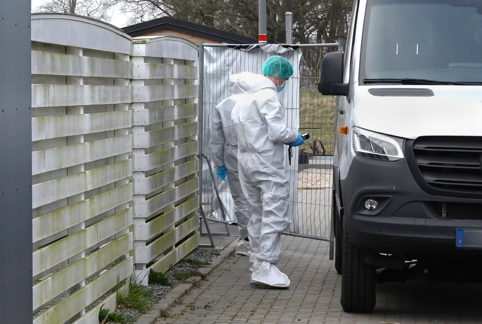 Ermittler arbeiten an einem abgesperrten Bereich eines Wohnhauses in Noer.