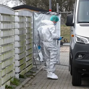 Ermittler arbeiten an einem abgesperrten Bereich eines Wohnhauses in Noer.