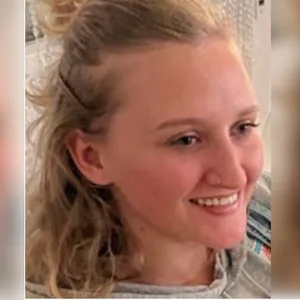 Eine junge Frau mit blonden Locken