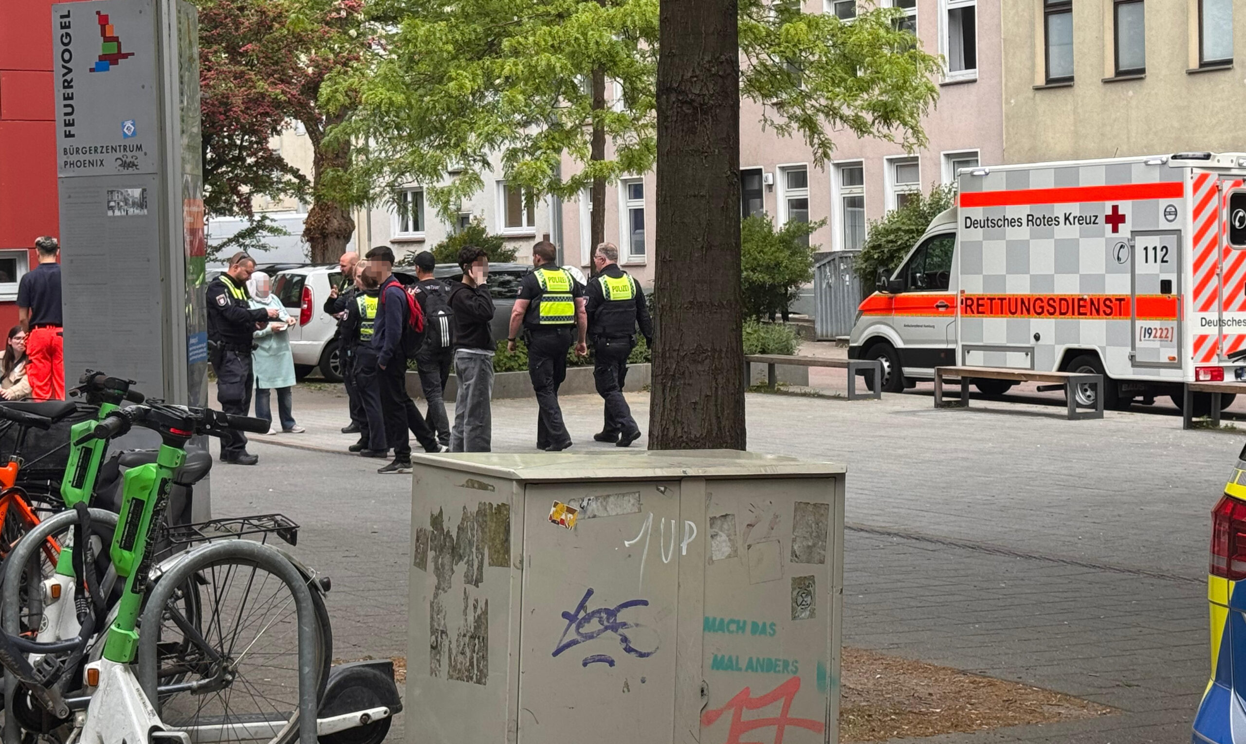 Einsatzkräfte am Tatort im Hamburger Phoenixviertel.