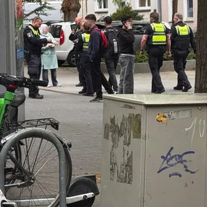 Einsatzkräfte am Tatort im Hamburger Phoenixviertel.