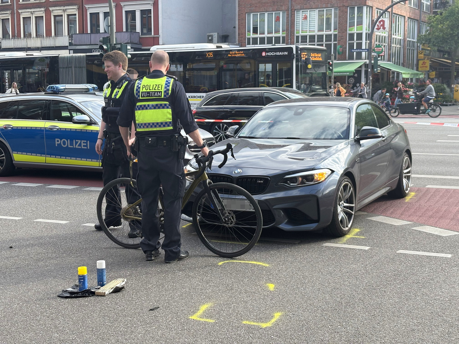 Polizisten am Unfallort in Hamburg-Hoheluft-West.