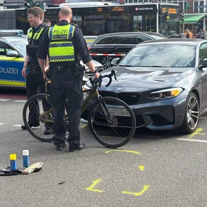 Polizisten am Unfallort in Hamburg-Hoheluft-West.