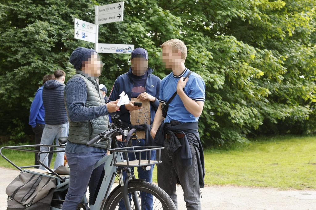 Kartenverkauf im Volkspark. Ob die Tickets für 200 Euro das Stück echt sind?