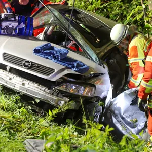 Ein Autofahrer ist am späten Mittwochabend nahe Dägeling bei Itzehoe von der Fahrbahn abgekommen und seitlich gegen einen Baum geprallt.