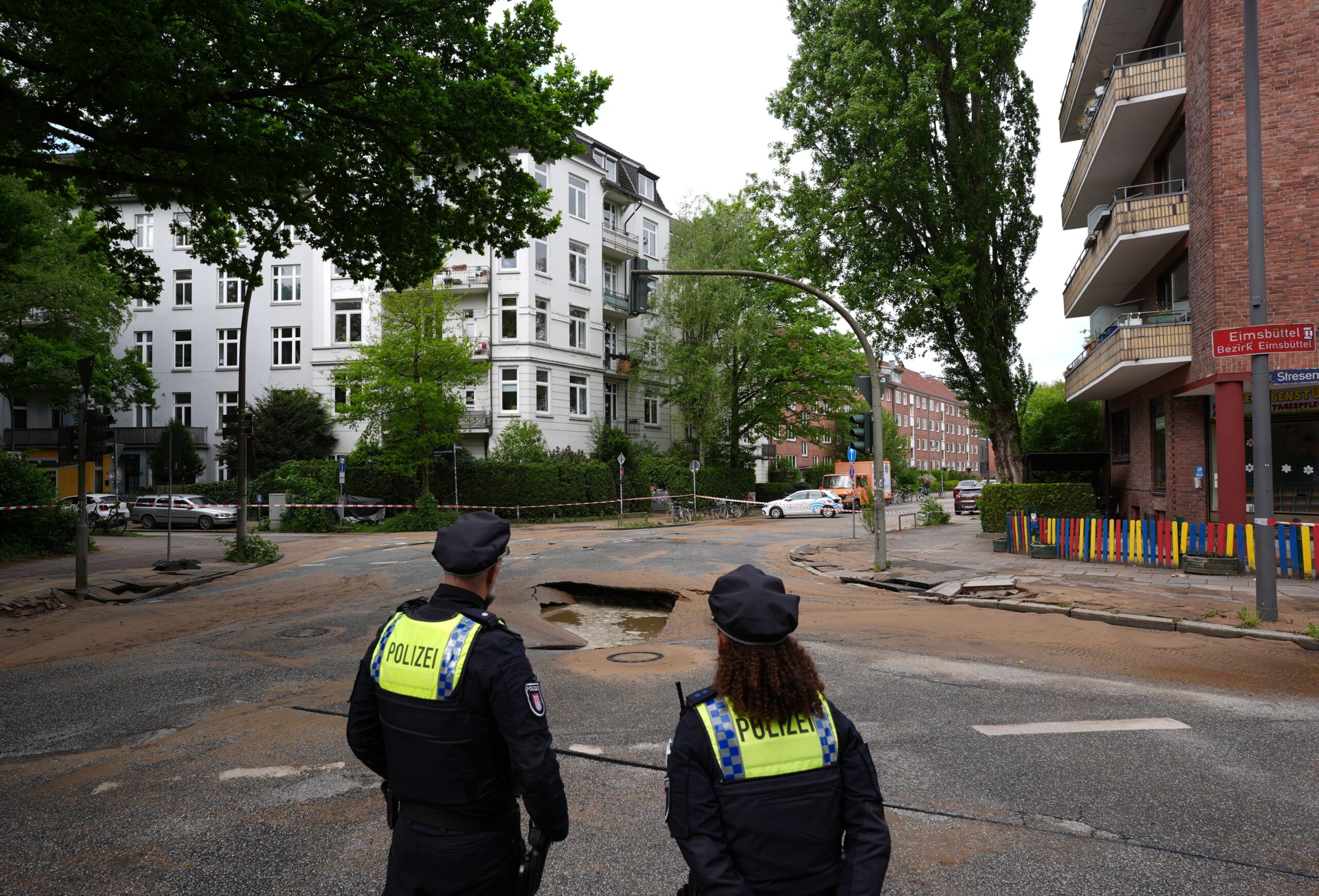 Ein Teil der Asphaltdecke der Straße am Eidelstedter Weg war nach einem Wasserrohrbruch abgesackt.