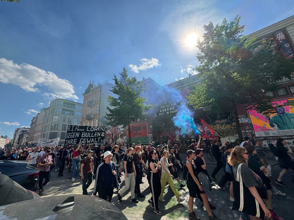 Die Demo hat die Rote Flora erreicht und wird mit Pyrotechnik begrüßt.
