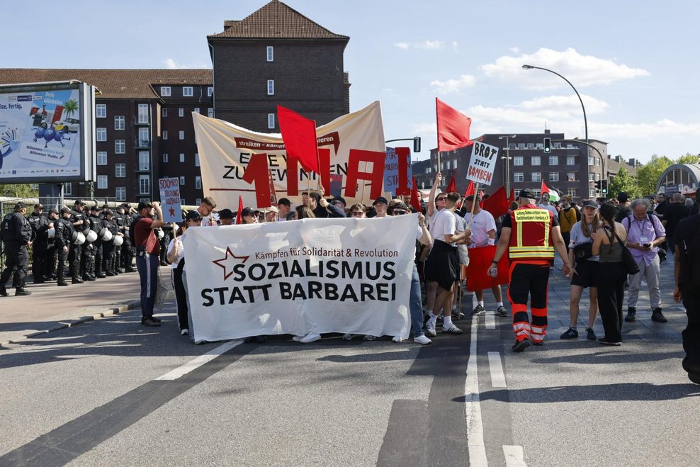 Der Demozug des linksradikalen „Roten Aufbau“ startet am Bahnhof Hasselbrook.