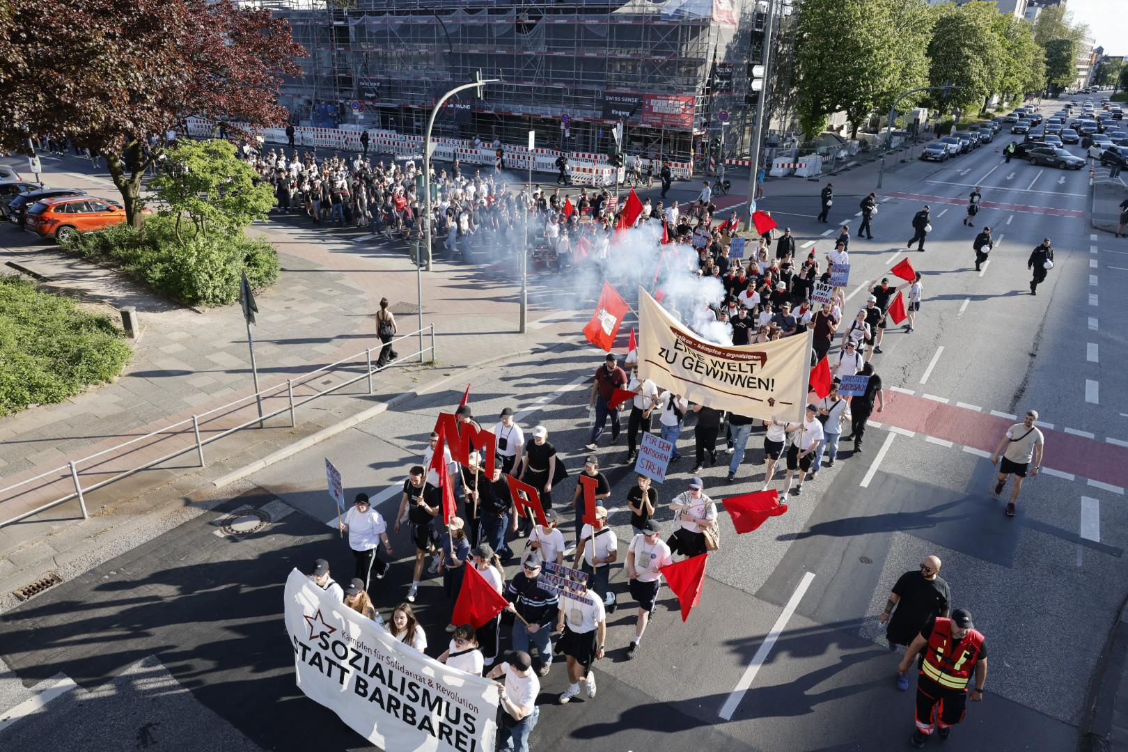 Der Demozug biegt auf die Hamburger Straße ein.
