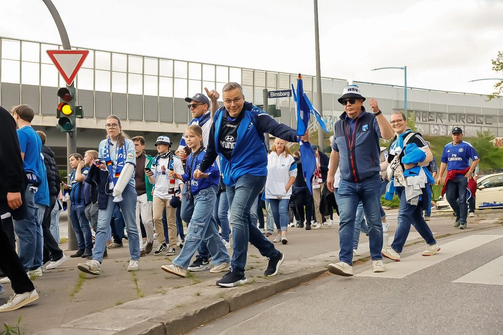 Kein Weg zu weit: Massen pilgern zu Fuß zum Stadion..