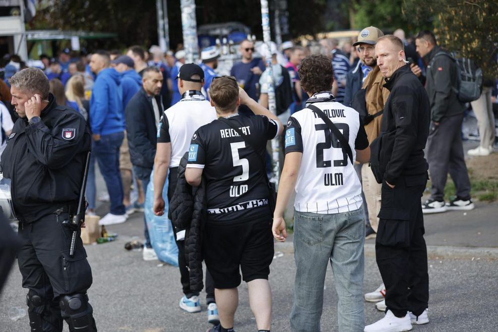 Friedliche Koexistenz mit den HSVern: Einige Ulm-Fans haben sich auf den weiten Weg nach Hamburg gemacht.