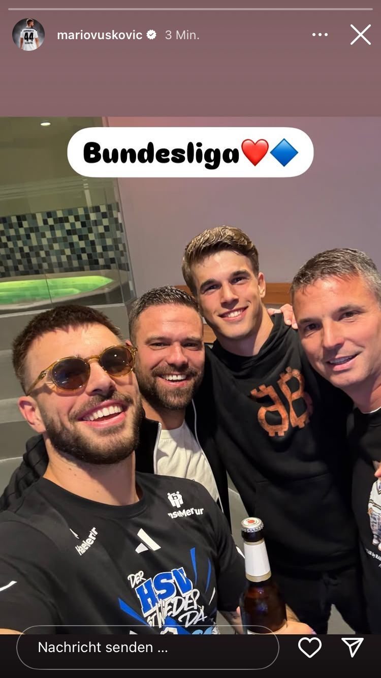 Mario Vuskovic (l) jubelt über den Bundesliga-Aufstieg.