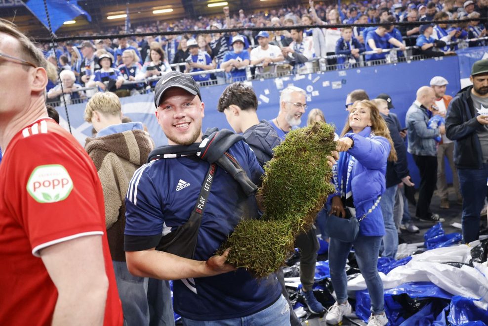 Das ultimative Souvenir von der Aufstiegs-Party: Ein Stück vom heiligen Rasen aus dem Volksparkstadion.