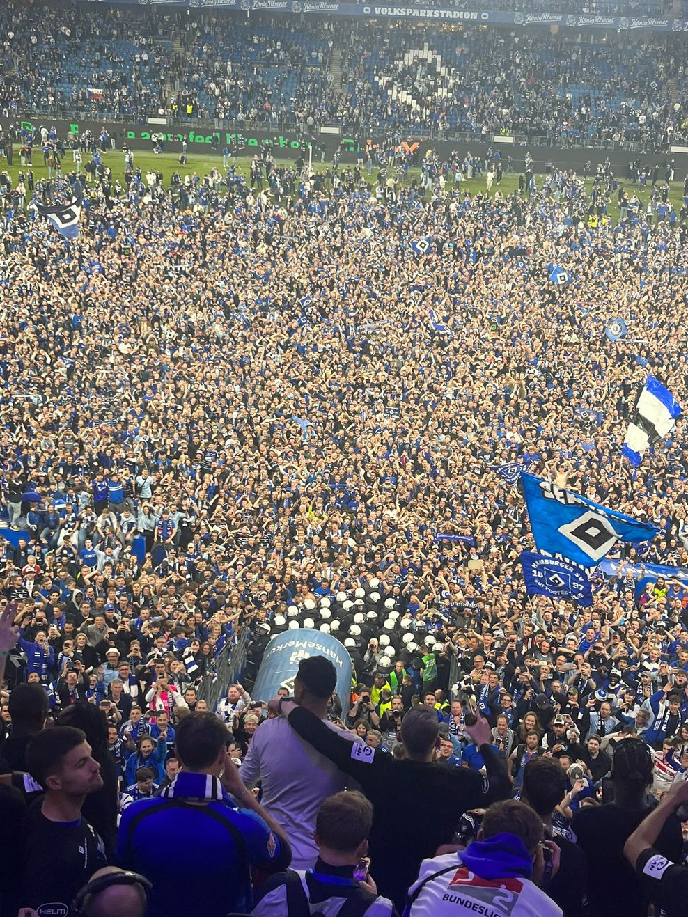 Die Profis des HSV stehen auf der Tribüne und wenden sich an die Fans.