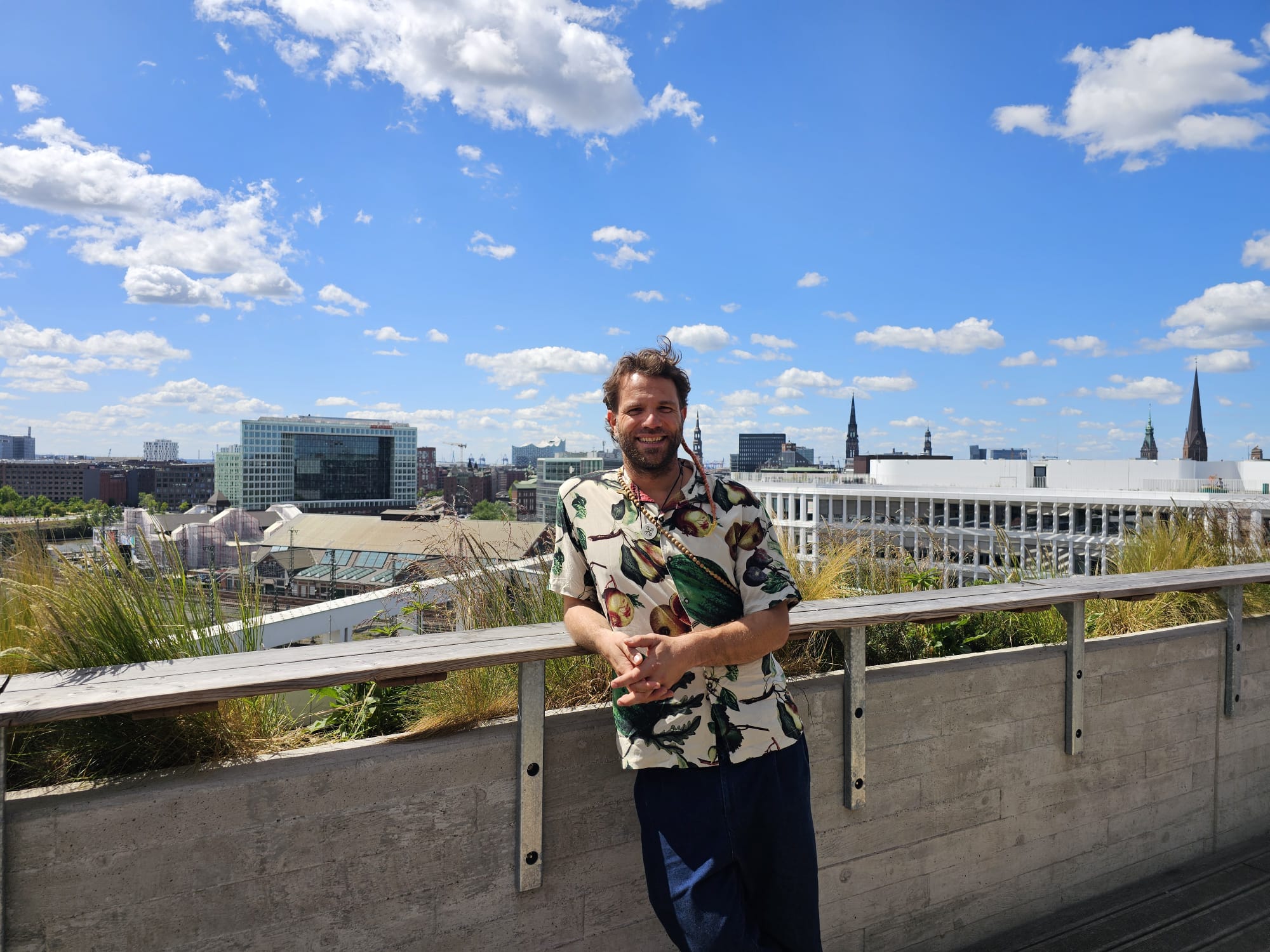 Benjamin „Benji“ Adrion (44) auf der Dachterrasse seines „Villa Viva“ Hotels.