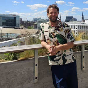 Benjamin „Benji“ Adrion (44) auf der Dachterrasse seines „Villa Viva“ Hotels.