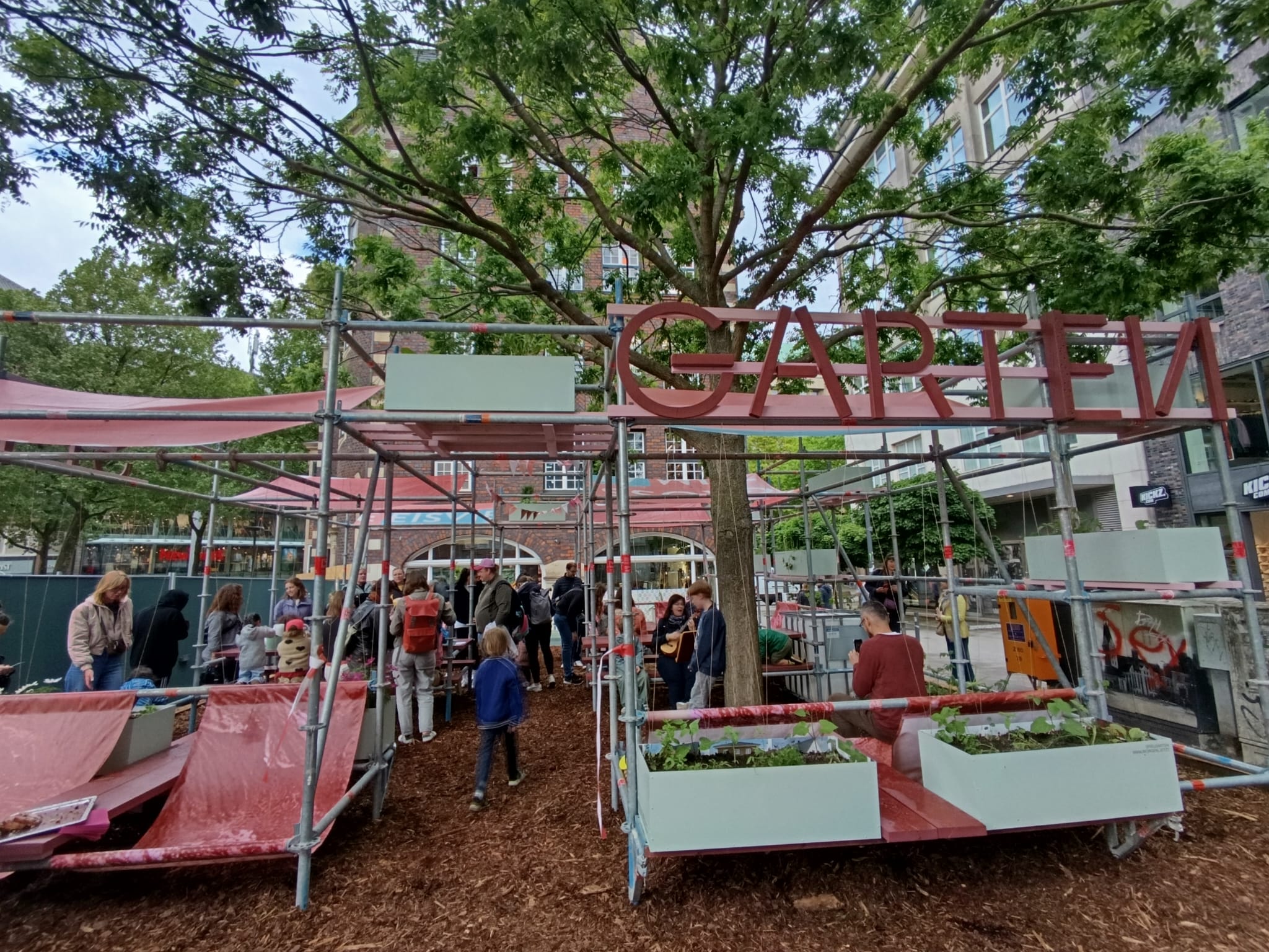 Am Freitagnachmittag eröffnete der neue „spielGarten“ neben der St. Petrikirche.