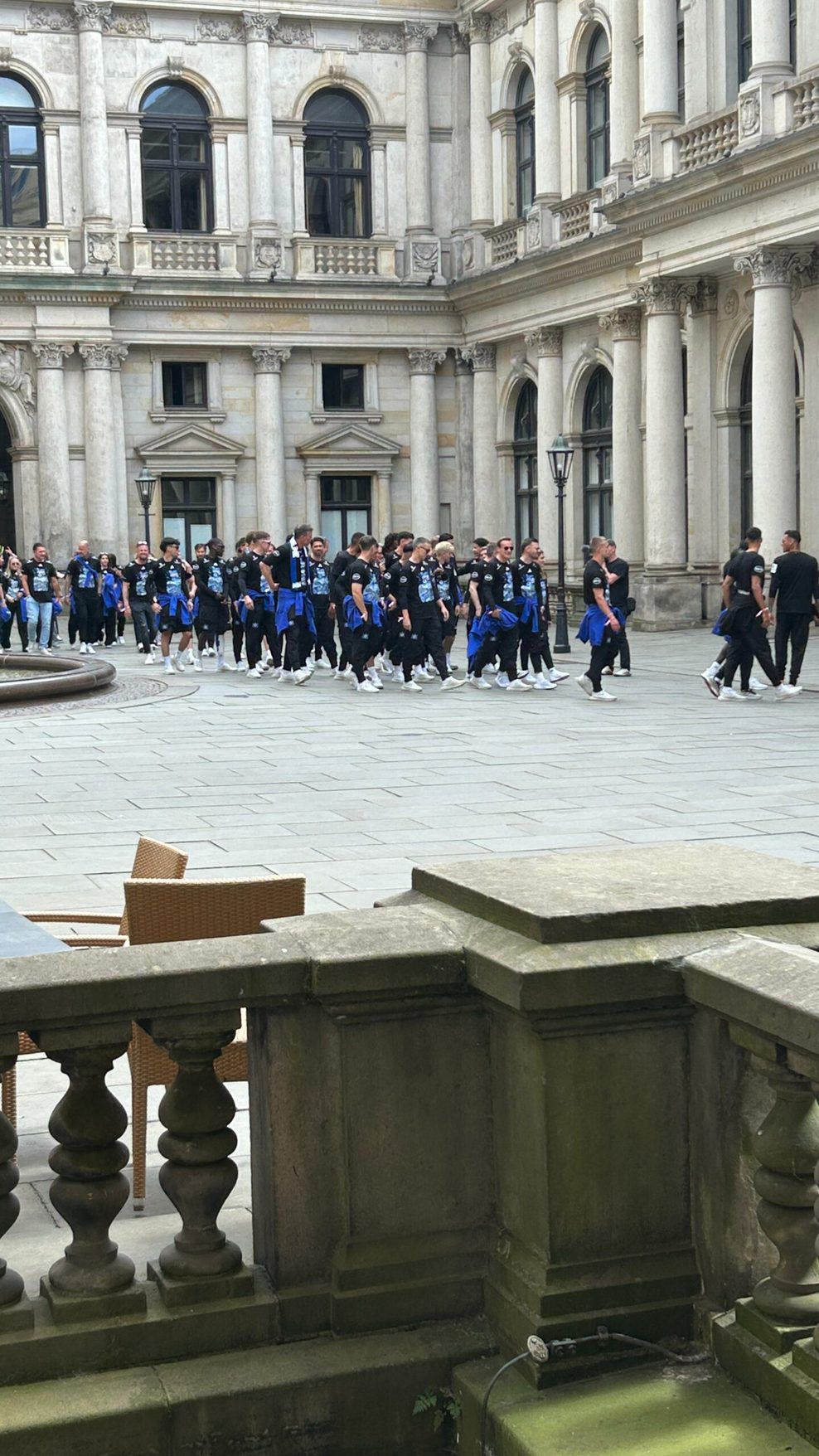 HSV-Profis erscheinen im Rathaus