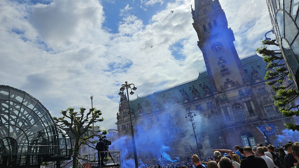HSV-Fans zünden Rauchbomben am Rathausmarkt