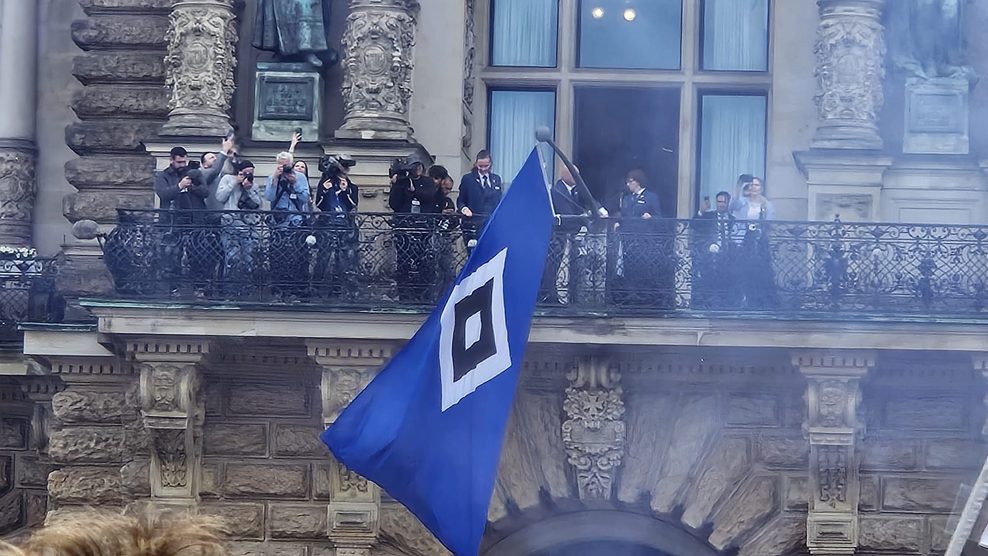 HSV-Flagge am Rathausbalkon