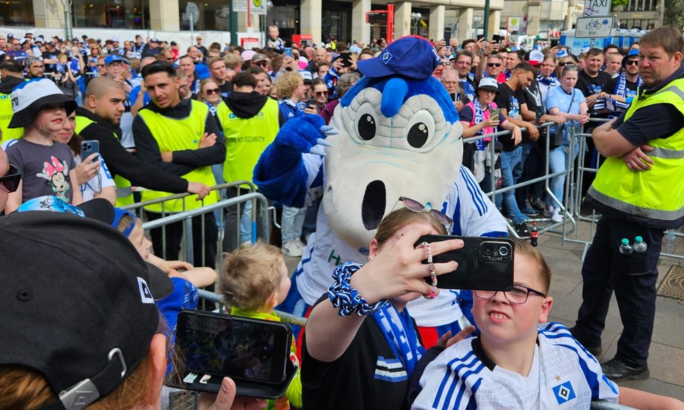 HSV-Maskottchen Dino Hermann macht Fotos mit Kindern
