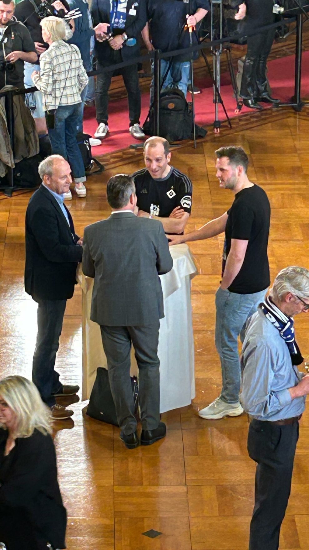 Dennis Thering trägt ein HSV-Trikot