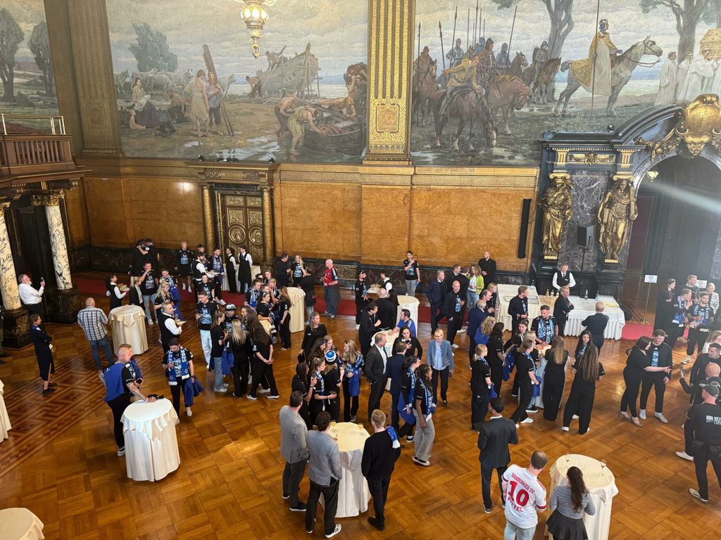 HSV-Spieler betreten das Rathaus