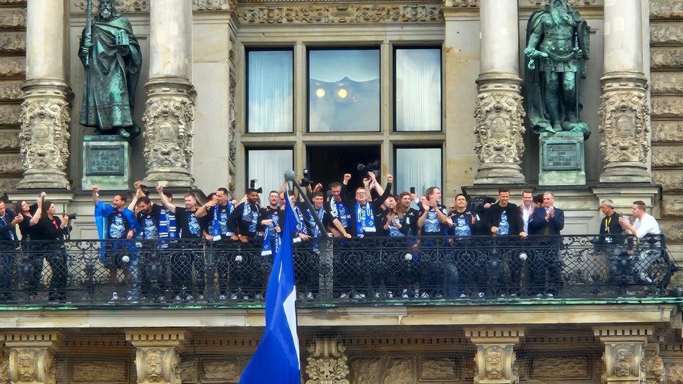 HSV-Funktionäre auf dem Rathausbalkon