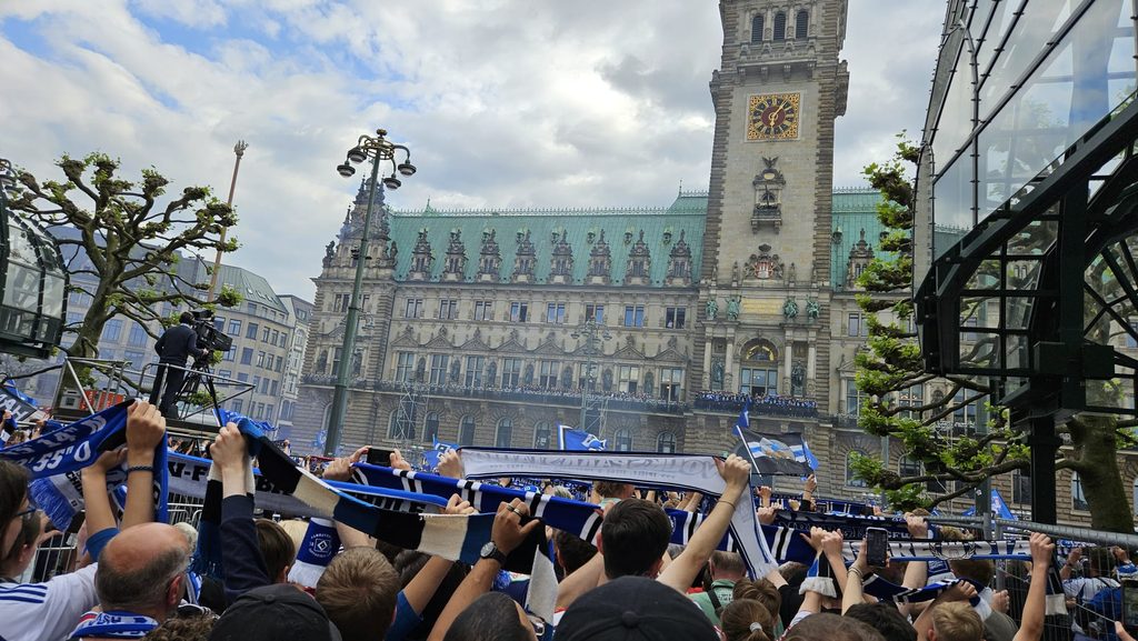 HSV-Fans empfangen die Profis auf dem Rathausbalkon