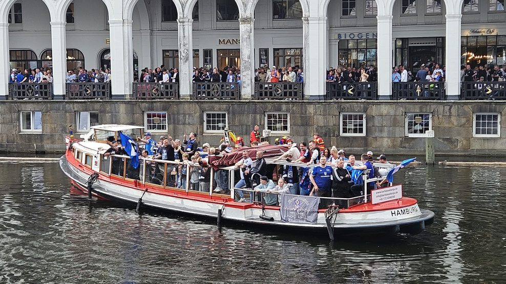 HSV-Fans verfolgen die Party von der Alster