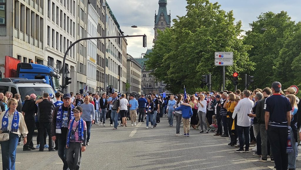 HSV-Fans auf den Straßen bei der Aufstiegsparty