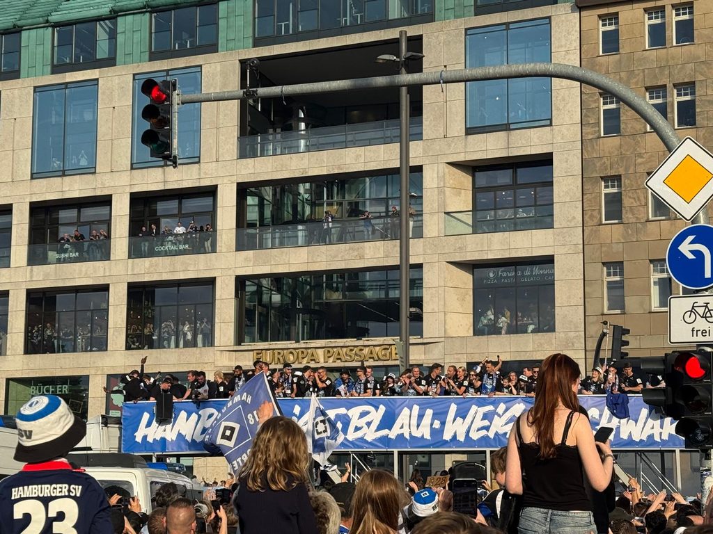 HSV-Truck rollt um die Binnenalster